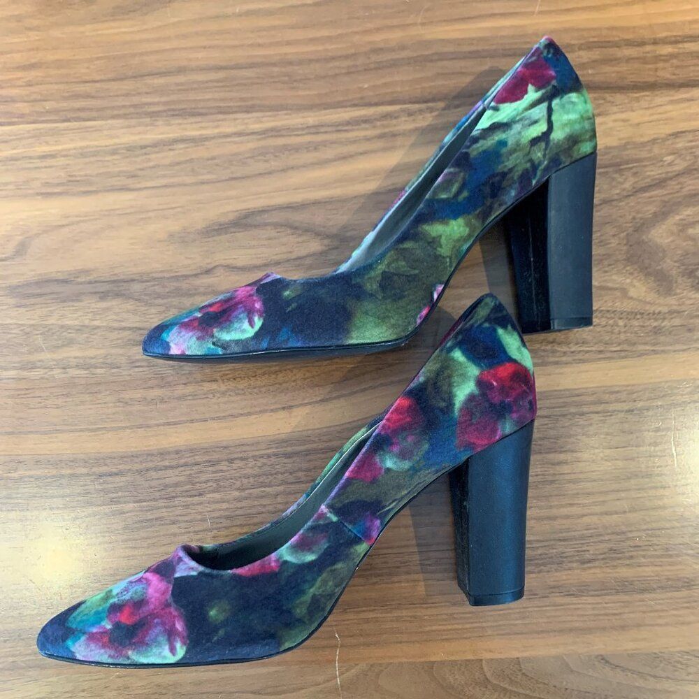 Tahari stacked heel pump, EUC, sz 7 1/2, fabric upper, fuchsia, navy, sage